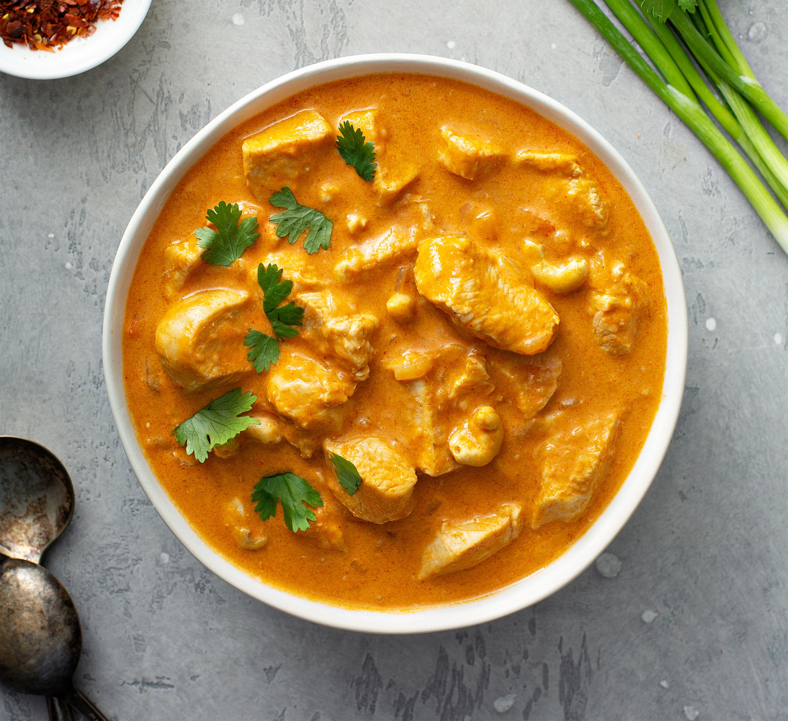 Rotes Curry mit Pouletfleisch, garniert mit Korriander