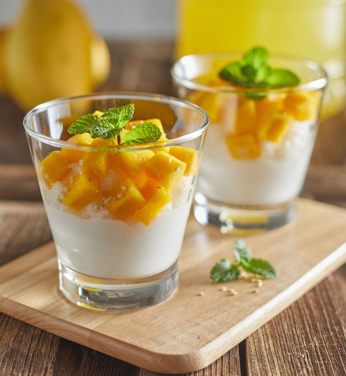 Mango Sticky RIce im Glas dekoriert mit einer Minze